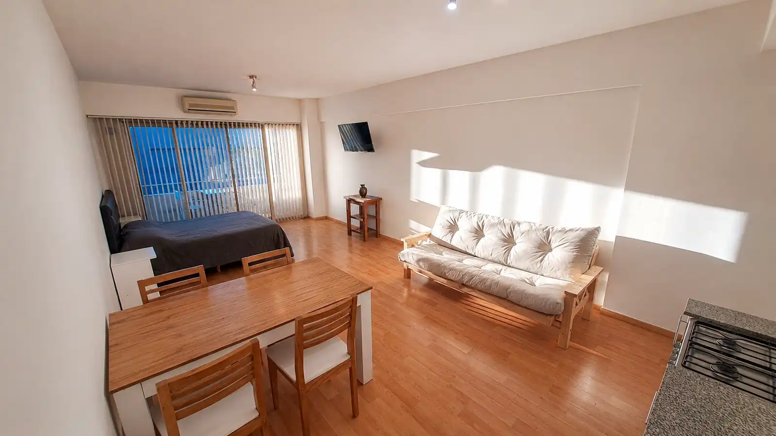 Interior de un departamento monoambiente amoblado de Rental Tigre